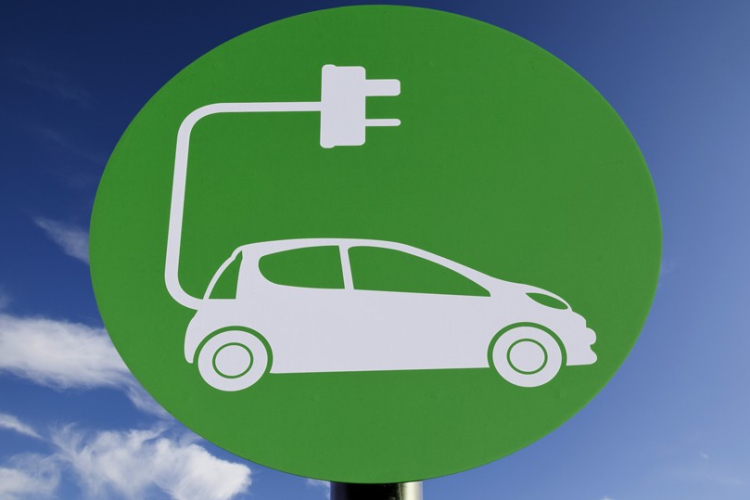 Az Európai Unió enyhít a belső égésű motorok forgalomba hozatalának 2035-től tervezett tilalmán