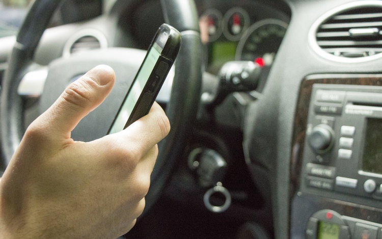 Rengeteg intézkedés történt vezetés közbeni mobilozás miatt
