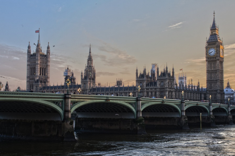A brit kormány egy hét múlva feloldja a jogi korlátozások nagy többségét Angliában
